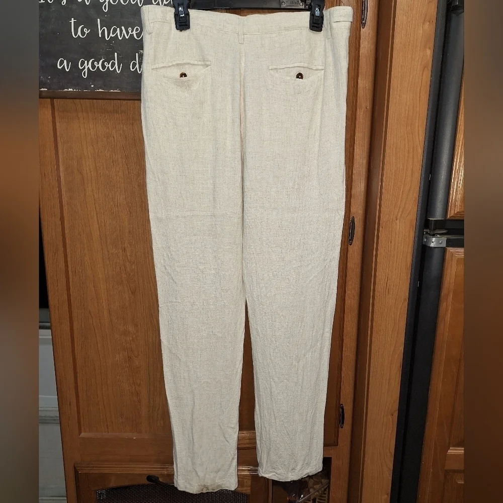 An Unbranded pair of oatmeal colored linen blend pants in a mens large. EUC.